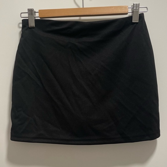 Black mini skirt - Picture 1 of 4